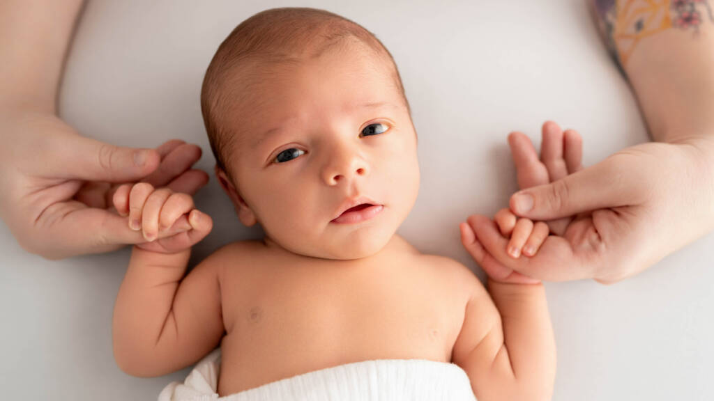 Et si bébé ne dort pas durant une séance nouveau-né à Tournai ?
