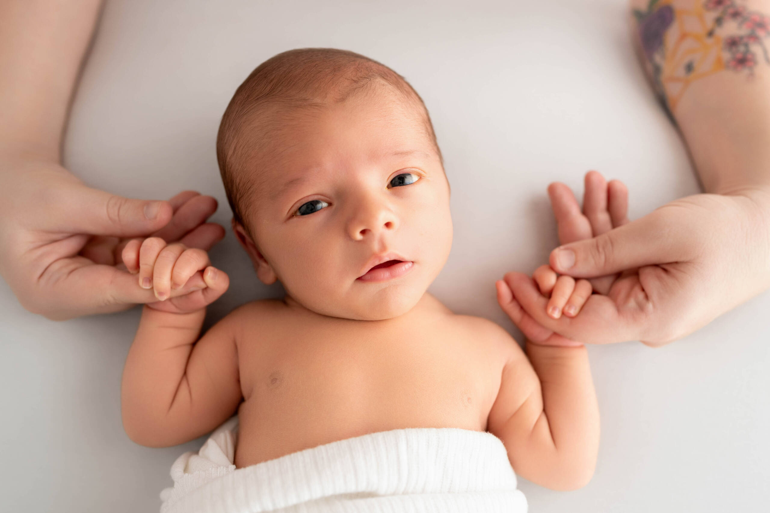 Et si bébé ne dort pas durant une séance nouveau-né à Tournai ?