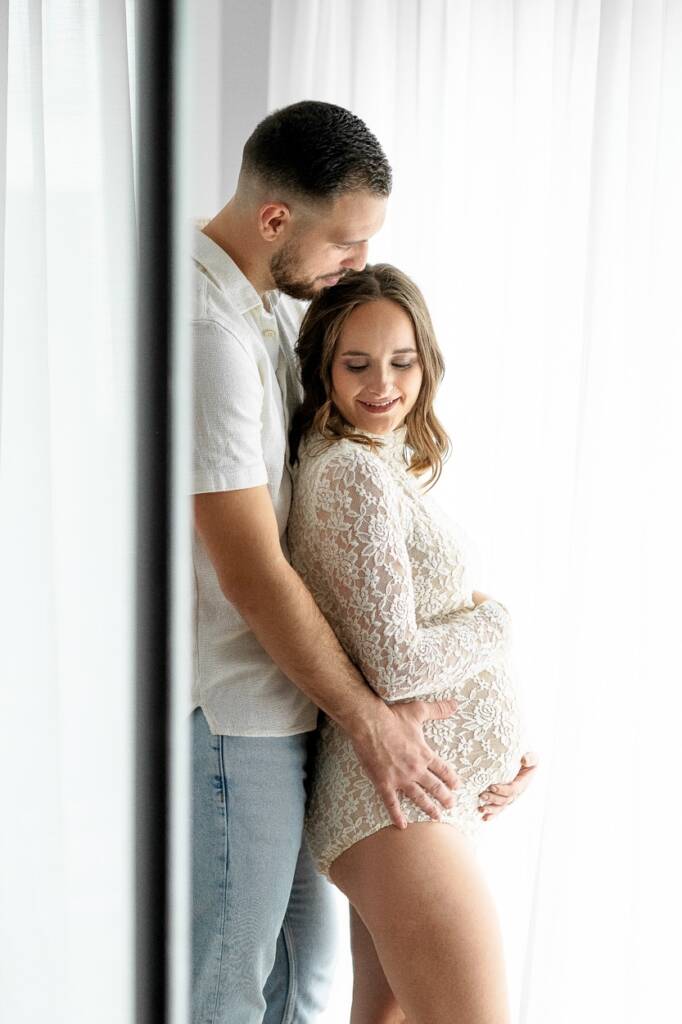 Femme enceinte couple portrait studio