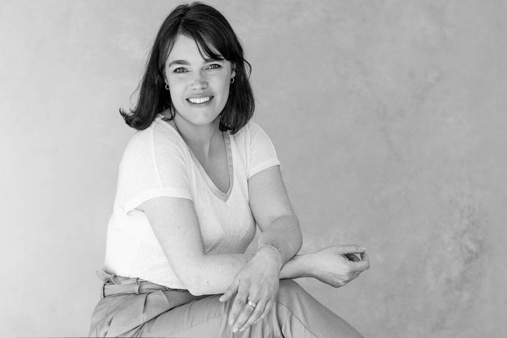 Portrait professionnel de femme en studio