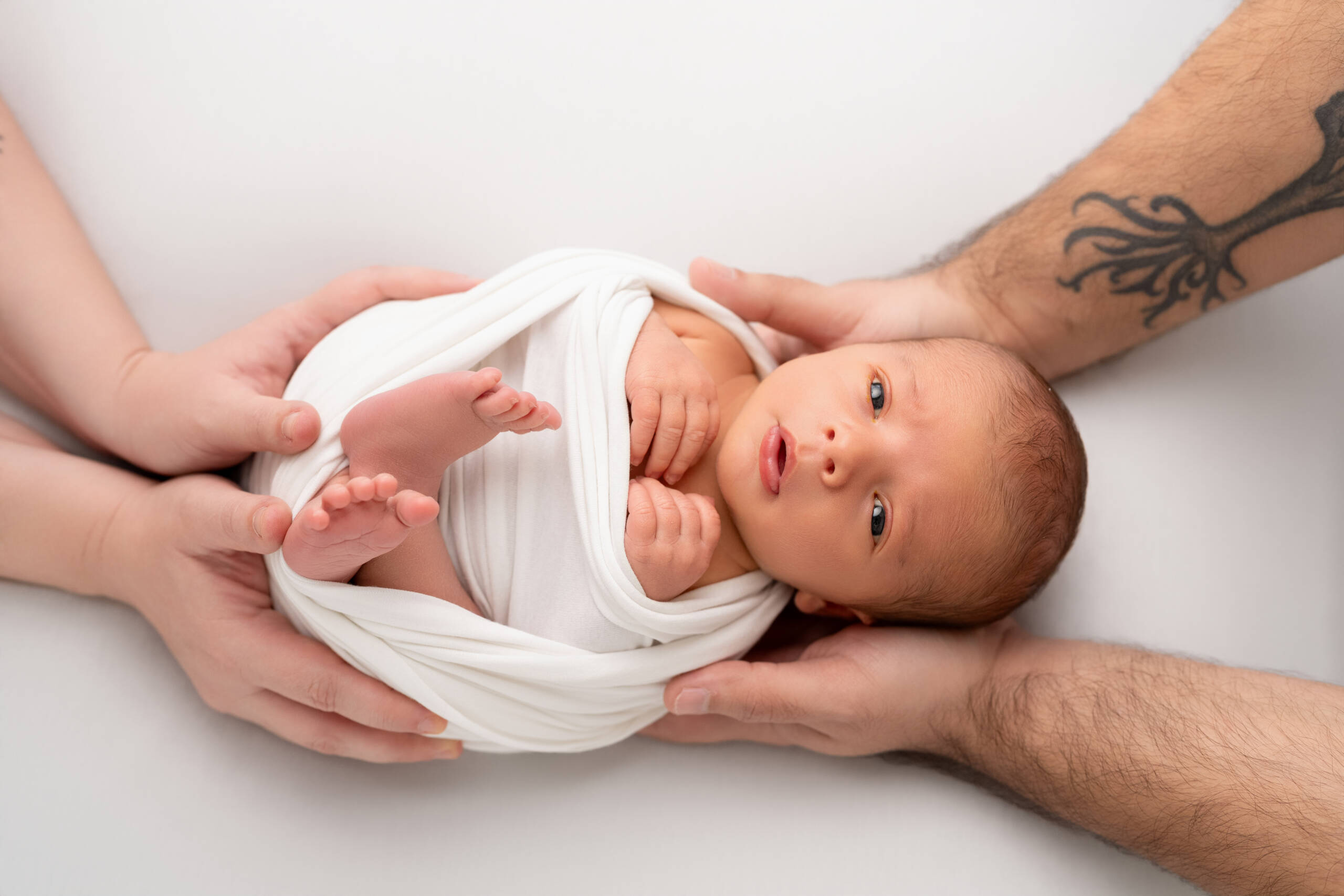 Et si bébé ne dort pas durant une séance nouveau-né à Tournai ?